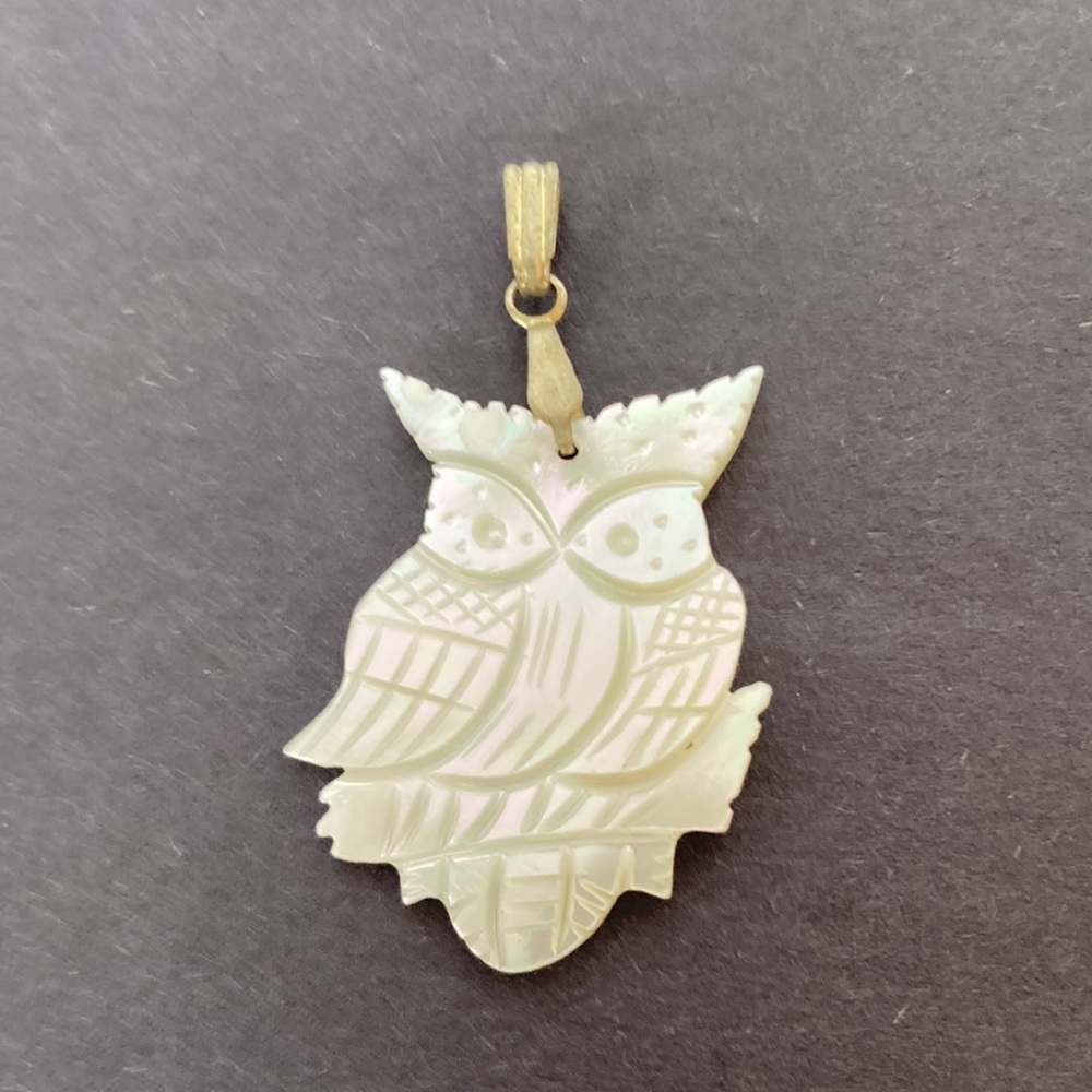 Z104- Vintage mother of pearl carved into an owl.